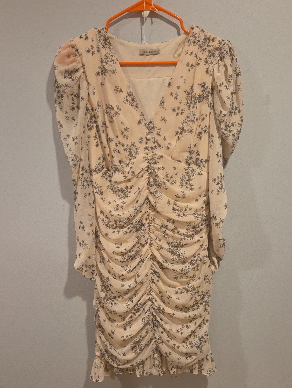 #19 Explosion Ruched Floral V-Neck Midi Dress in Cream